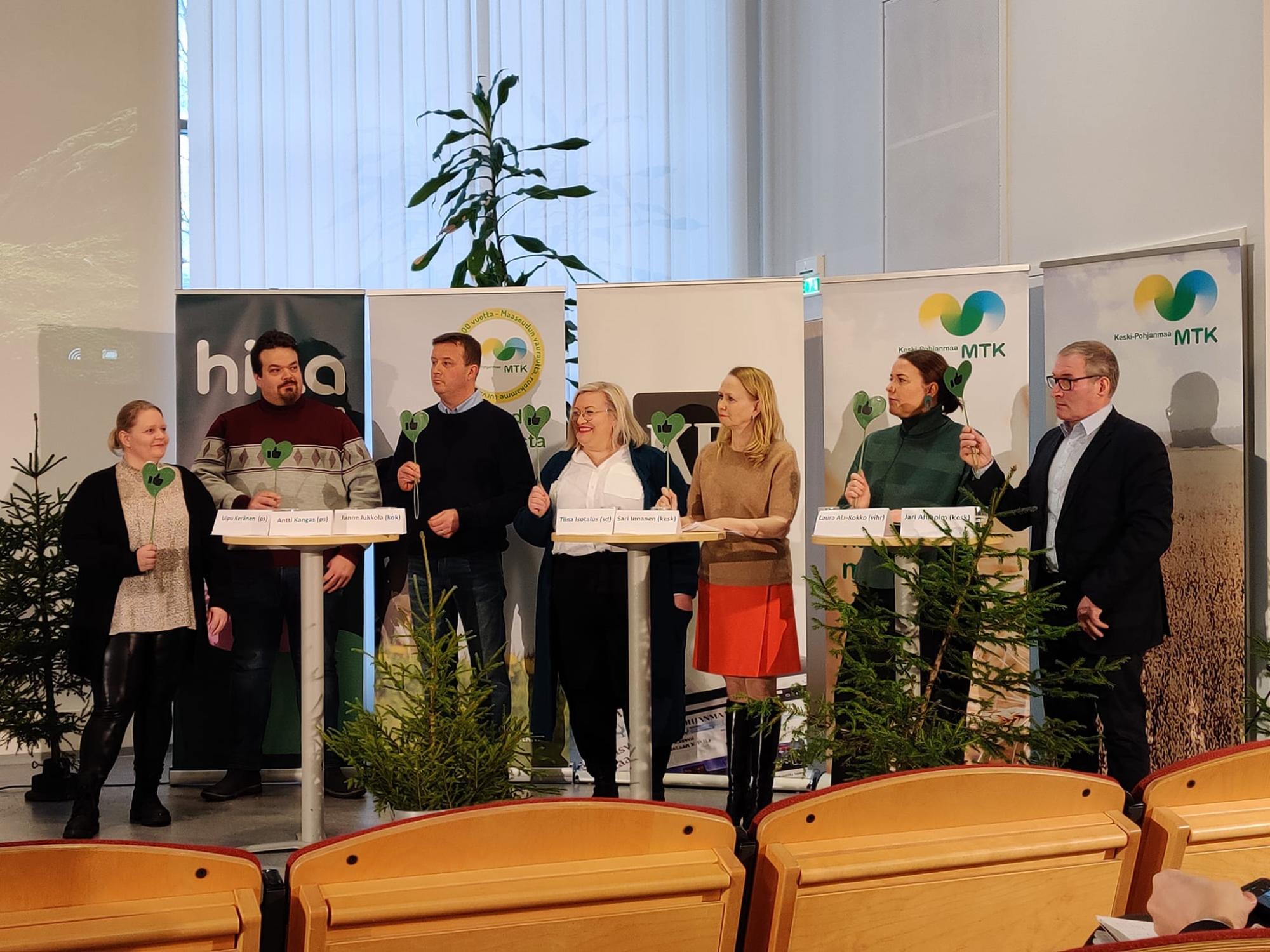 Vaalipaneelissa olivat mukana vasemmalta lukien Ulpu Keränne (ps), Antti Kangas (ps), Janne Jukkola (kok), Tiina Isotalus (sd), Sari Innanen (kesk), Laura Ala-Kokkoa (vihr) sekä Jari Ahlholm (kesk).